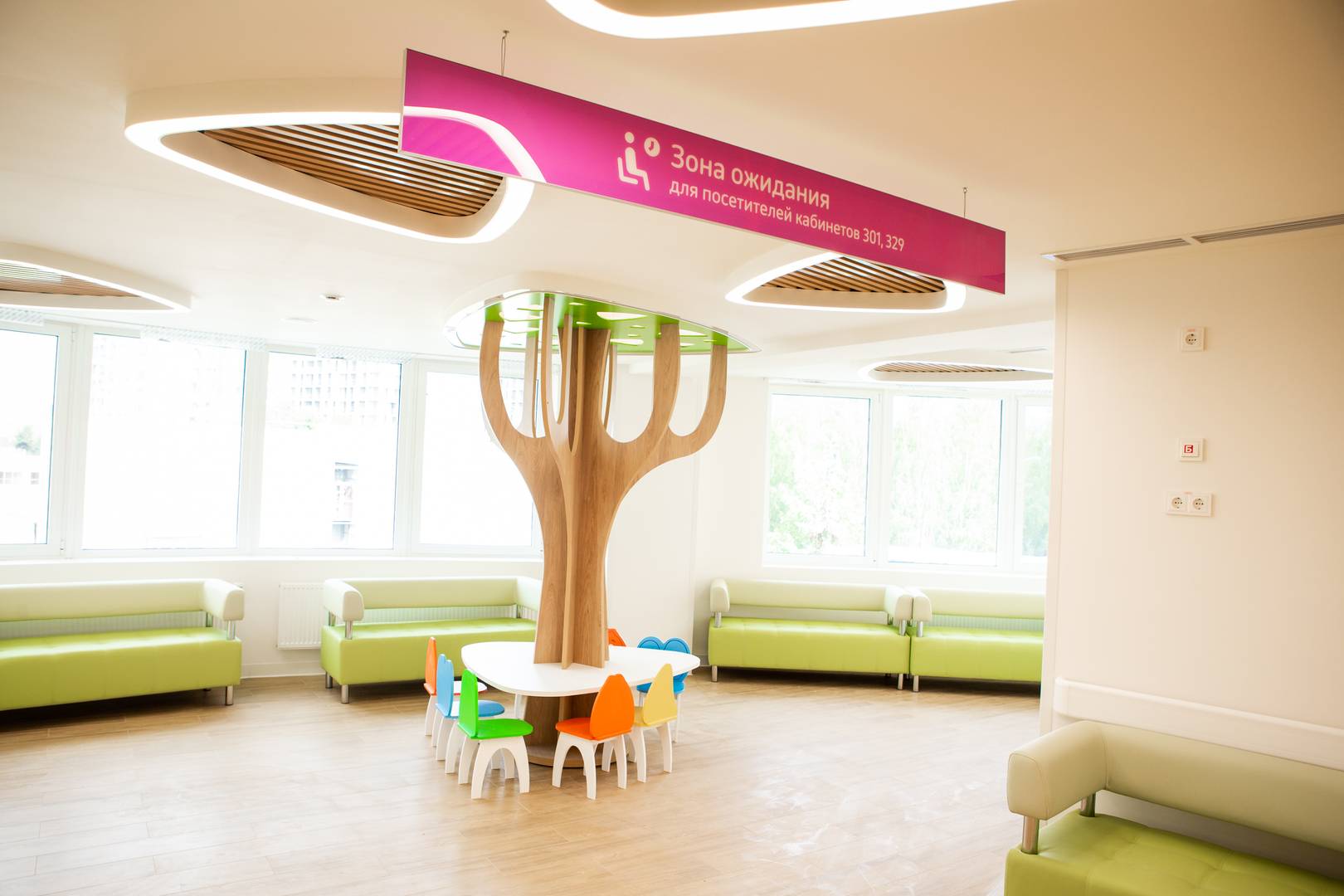 Такие деревья установлены для детей в каждой поликлинике по новому московскому стандарту
