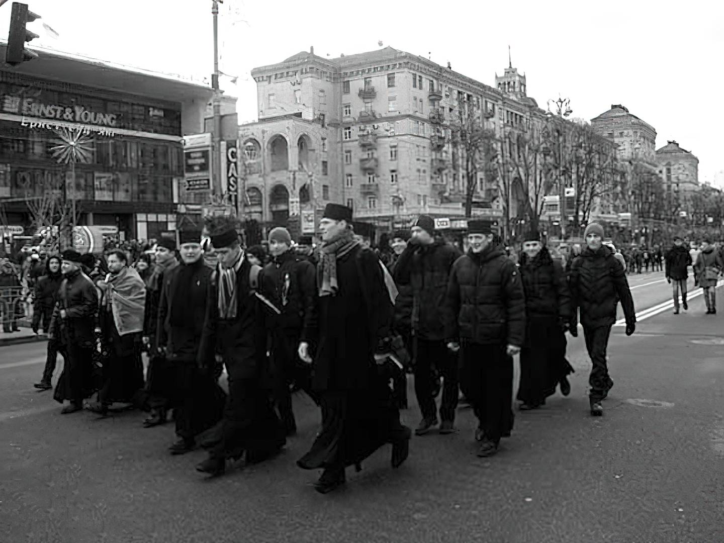 Семинаристы Киевской Трехсвятительской  духовной семинарии на майдане. 2013