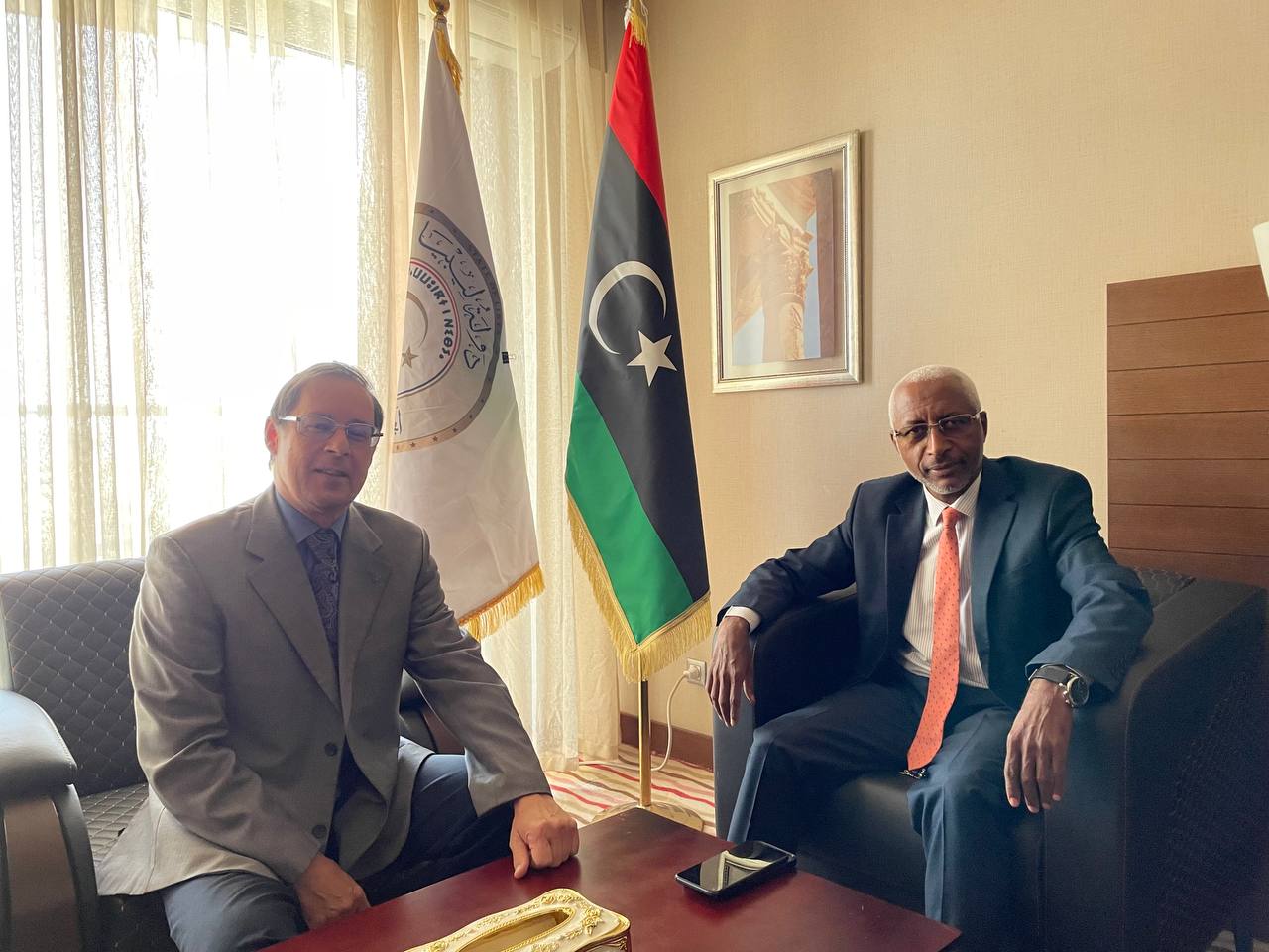 Посол России в Ливии Айдар Аганин и первый заместитель председателя Высшего государственного совета Ливии Масуд Тахер Обейд