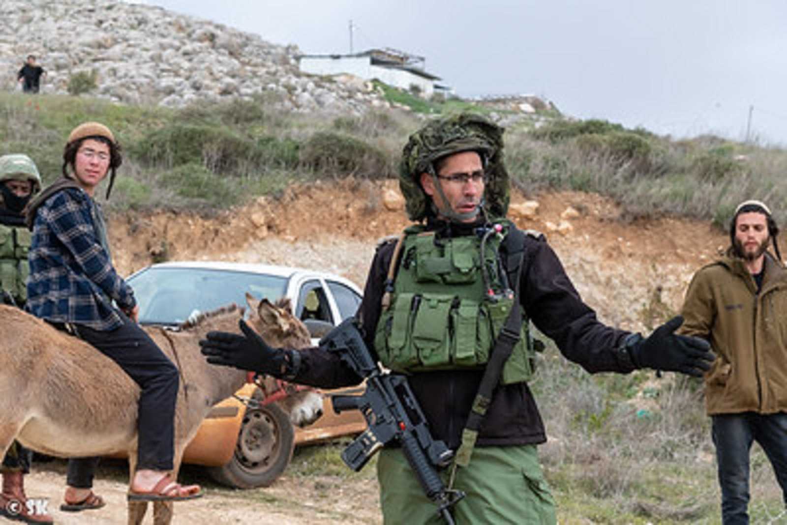 Израильские поселенцы из аванпоста Гиват Ронен и офицер ЦАХАЛ, 2022