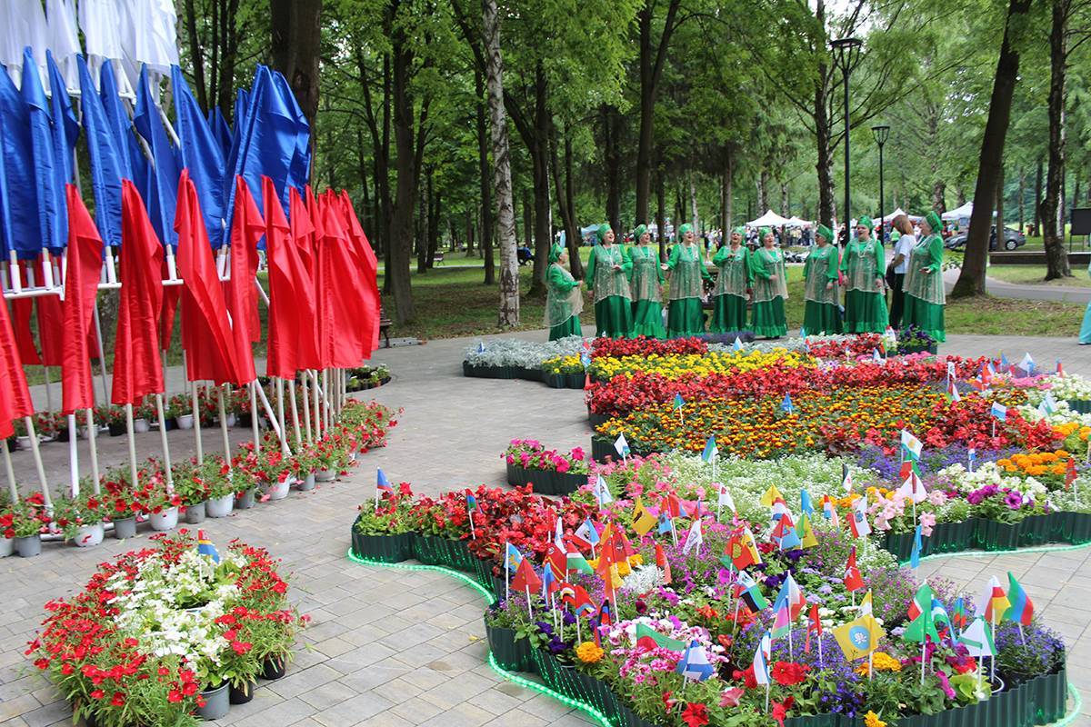 Площадка Мамоновского муниципального округа на Втором фестивале цветов в Калининградской области. Парк Победы в Черняховске.