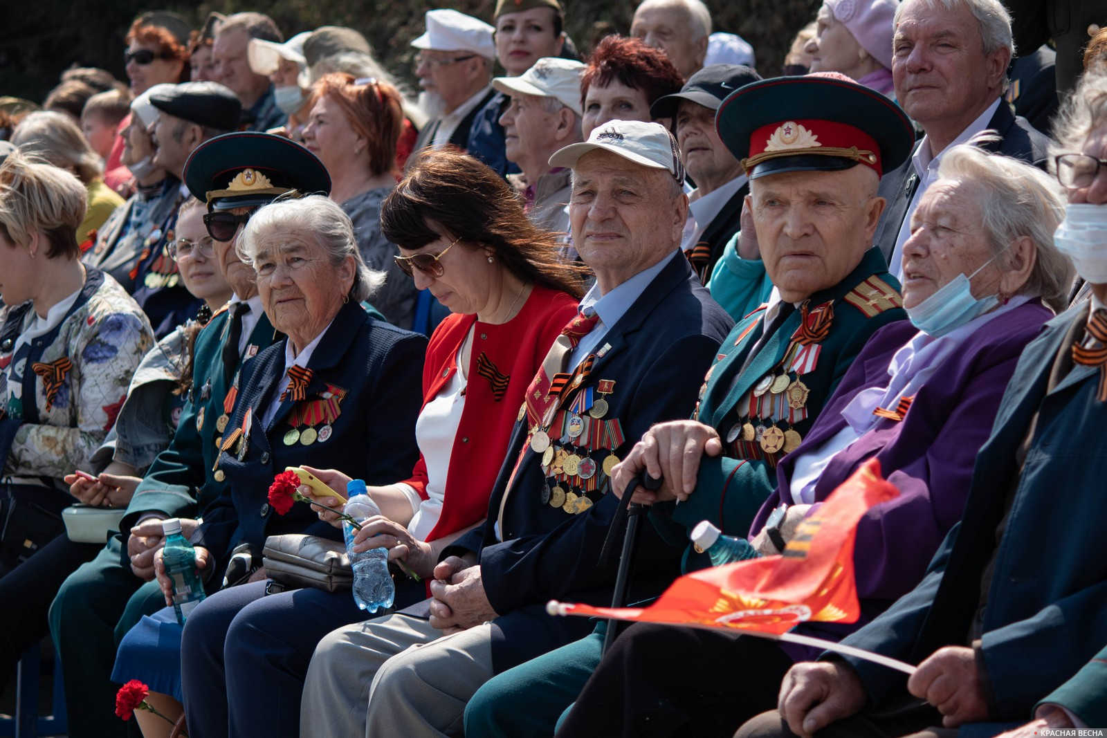 Парад 9 мая эфир. Владивосток ветераны на трибунах. Женщина ветеран на трибуне. Фото ветераны на трибуне.
