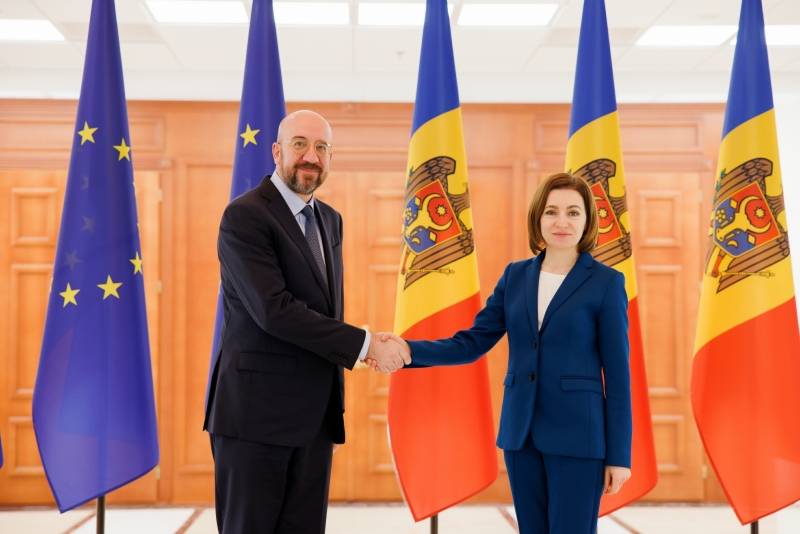 Председатель Европейского совета Шарль Мишель (слева) и президент Молдавии Майя Санду