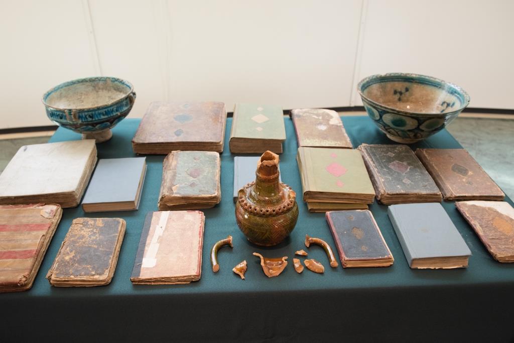 Конфискованные и переданные старинные книги и керамические изделия XIII–XIX веков