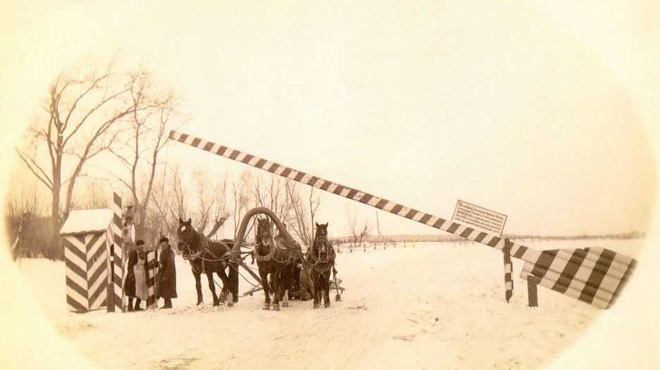 У городской заставы. 1880-1890