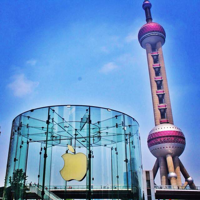 Apple Store на фоне шанхайской башни 