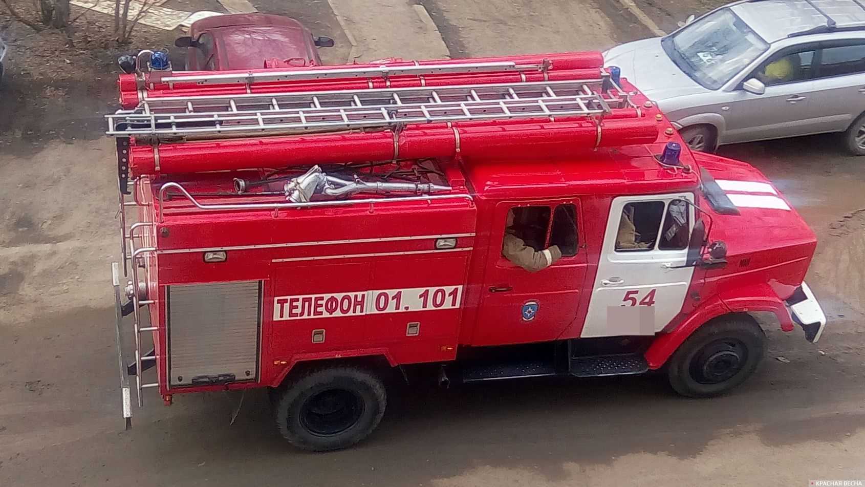 Фото с пожарными машинами и пожарниками