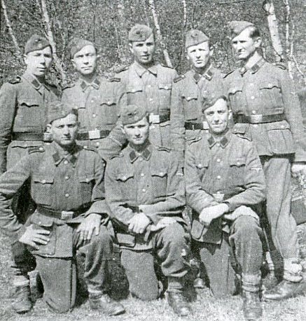 14-я Гренадерская дивизия СС (1-я Галицийская), Гунько в центре в первом ряду