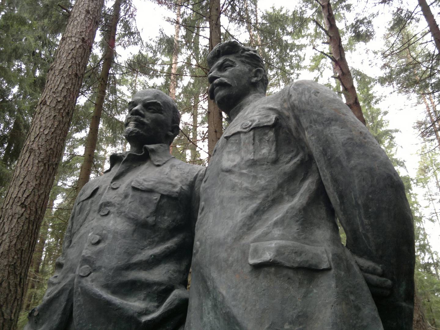 Памятник Ленину и Сталину в Ялкала. Ленобласть