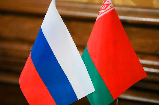 Флаги России и Белоруссии wikipedia.org