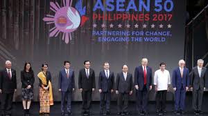 Совместное фотографирование глав делегаций стран — членов АСЕАН и партнёров по диалогу