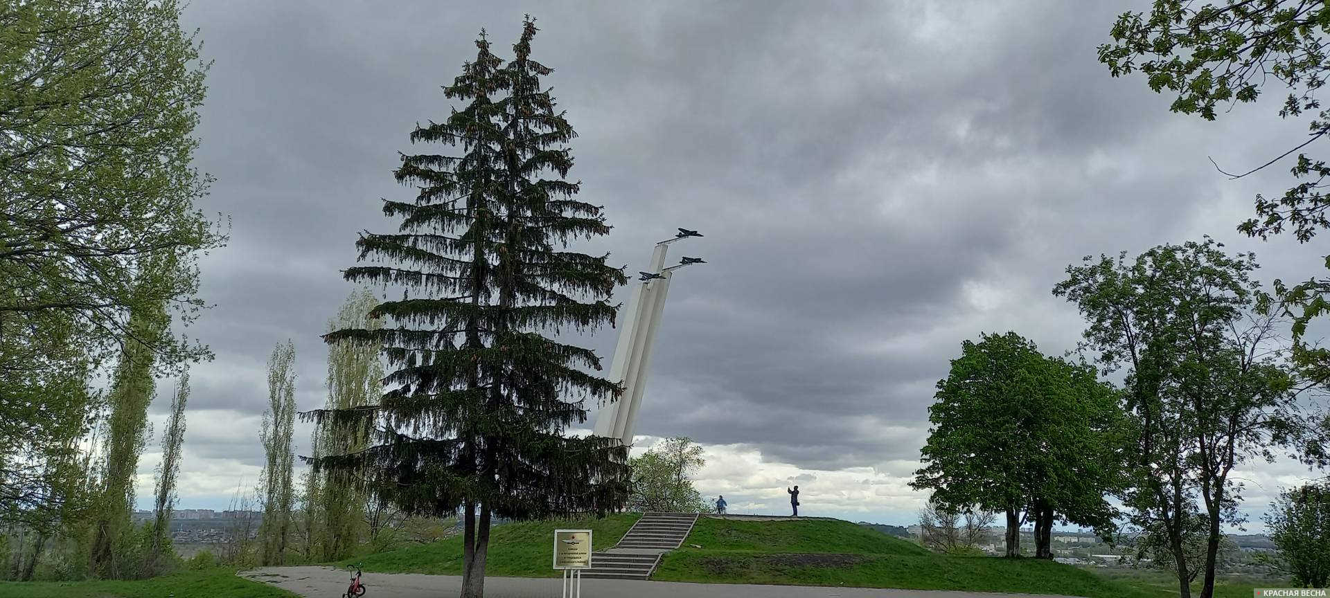 Памятник 2-ой воздушной армии в центре города Семилуки в конце аллеи Славы на берегу Дона, 9 мая 2021 года