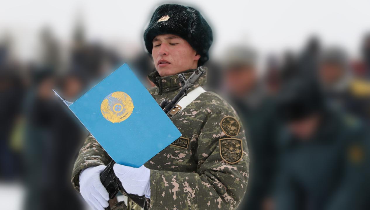 Призывник армии Казахстана приносит присягу
