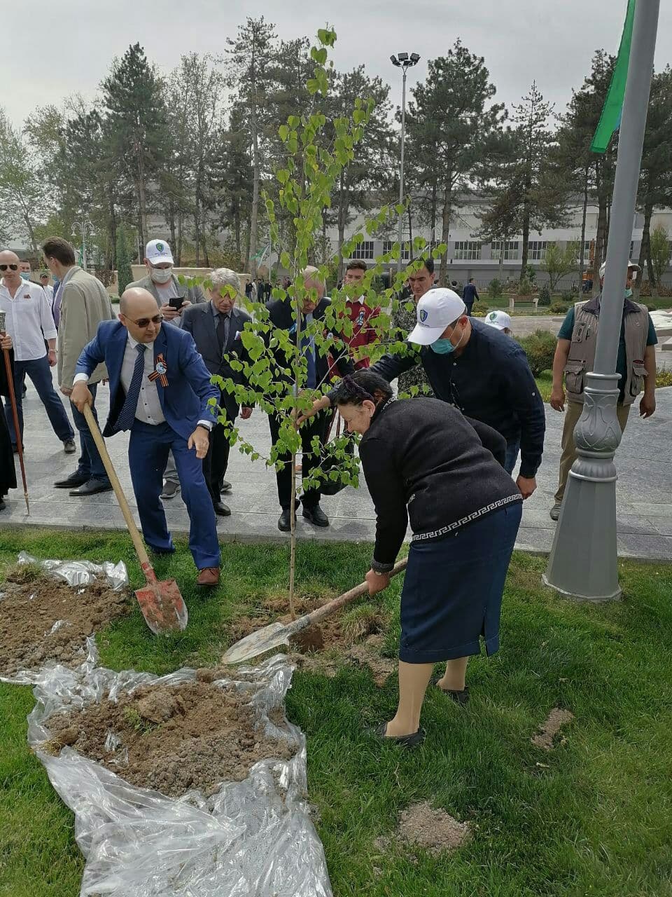 Акция «Сад памяти» в Парке Победы в Алмазарском районе Ташкента