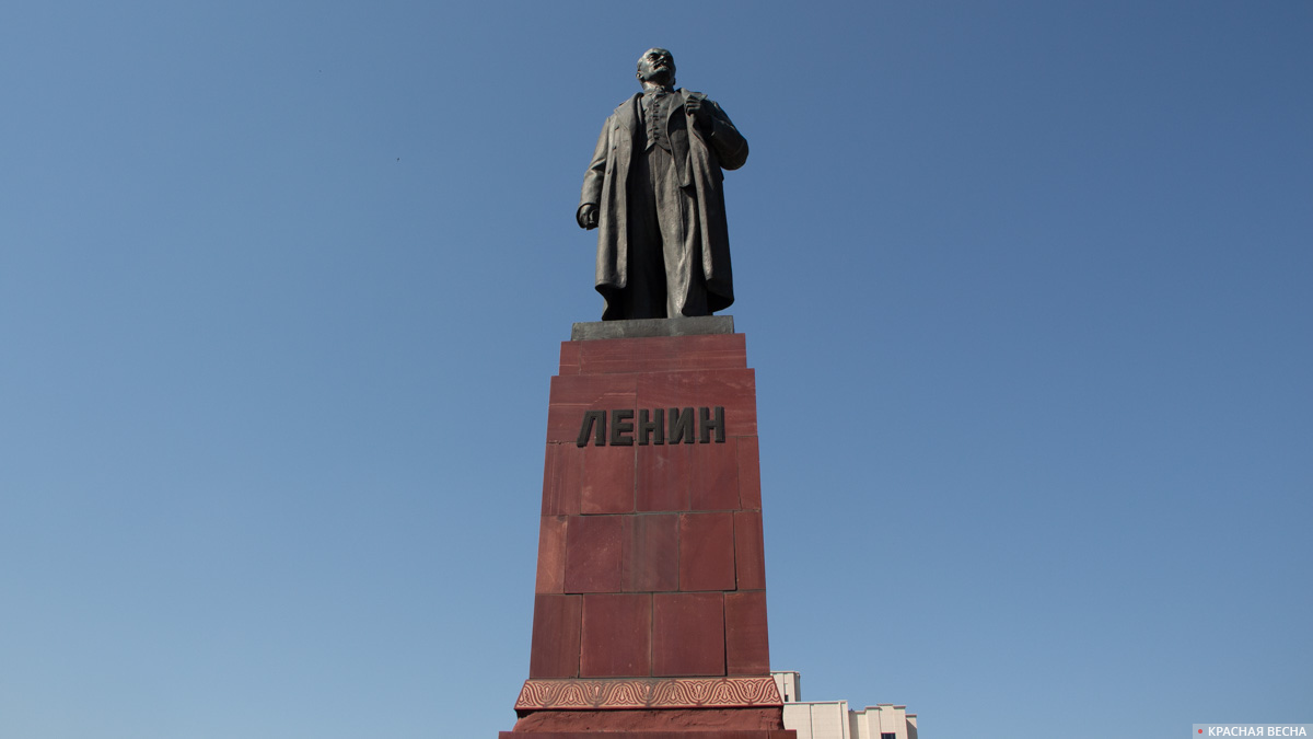 Памятник Ленину на площади Свободы в Казани