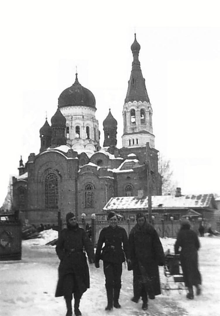 Солдаты «Голубой дивизии» на фоне Покровского собора в Гатчине. Зима 1942–1943 гг.