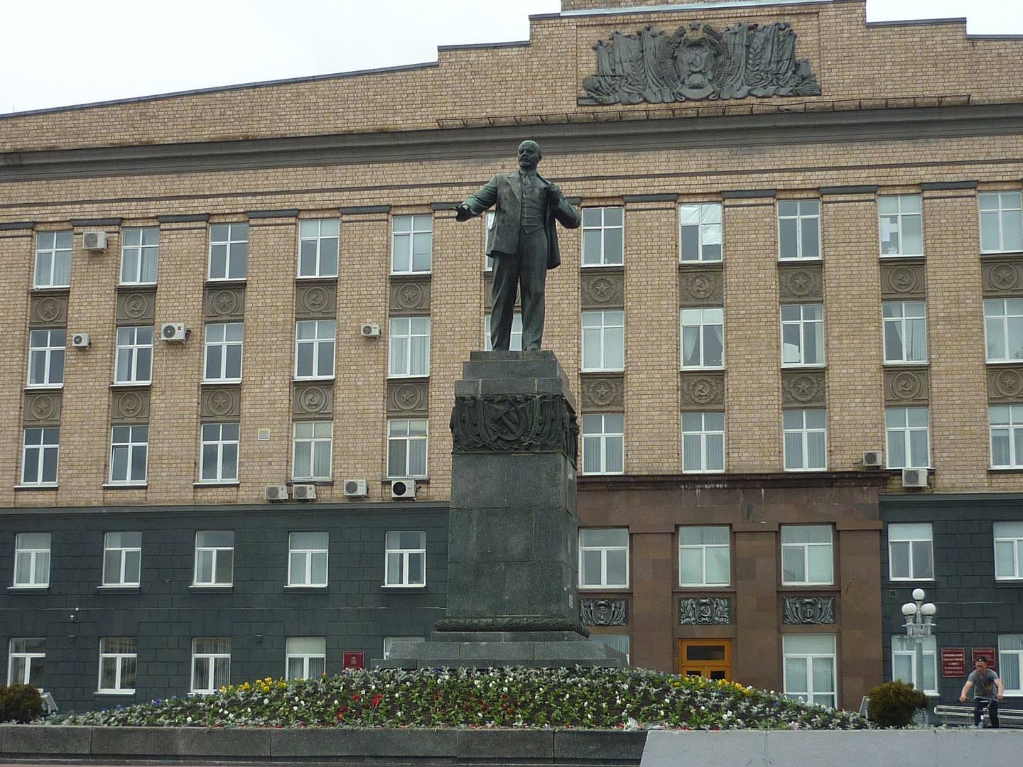 г. Орел. Памятник В.И. Ленину на одноименной площади у здания областной администрации