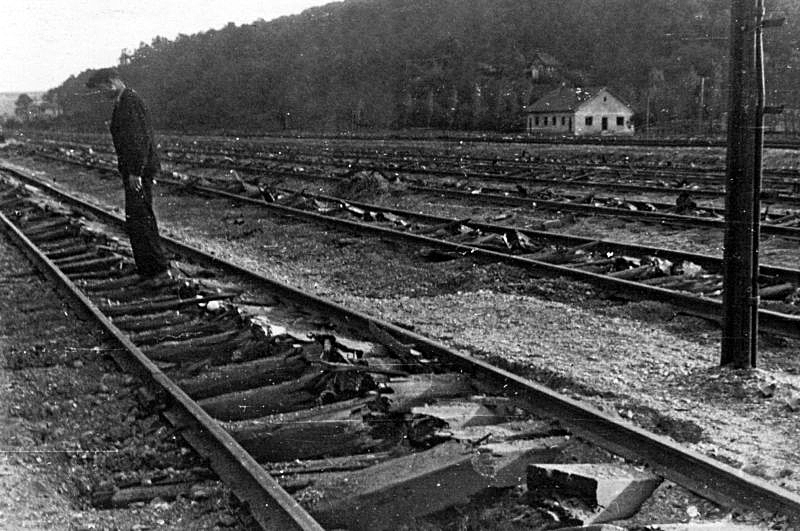 Разрушенные фашистами железнодорожные пути. Югославия. 1944