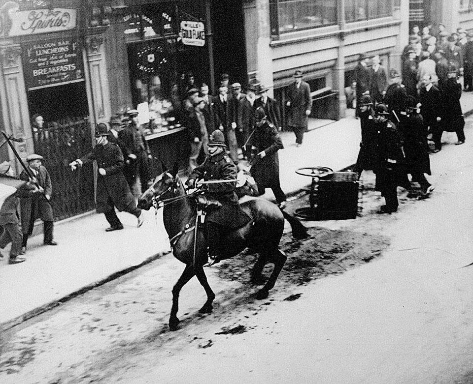 Сторонники коммунистов пытаются спровоцировать бунт. Лондон, 23 марта 1930 г.