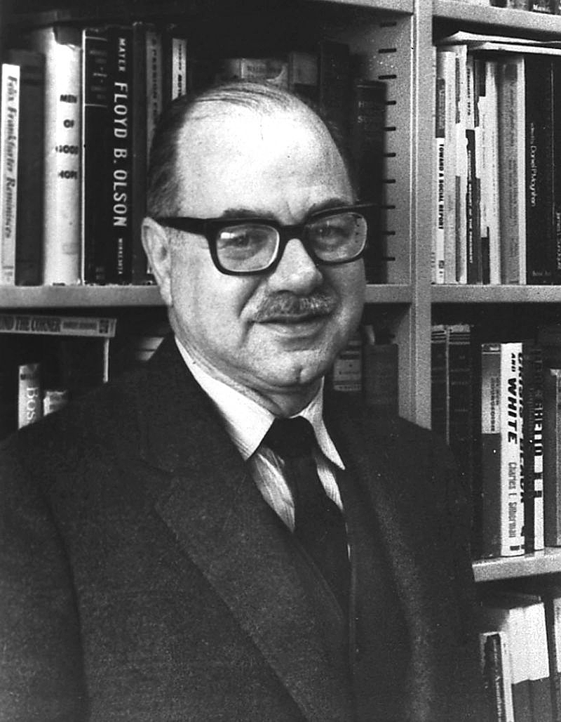 Профессор социологии Дэниел Белл. 1971
