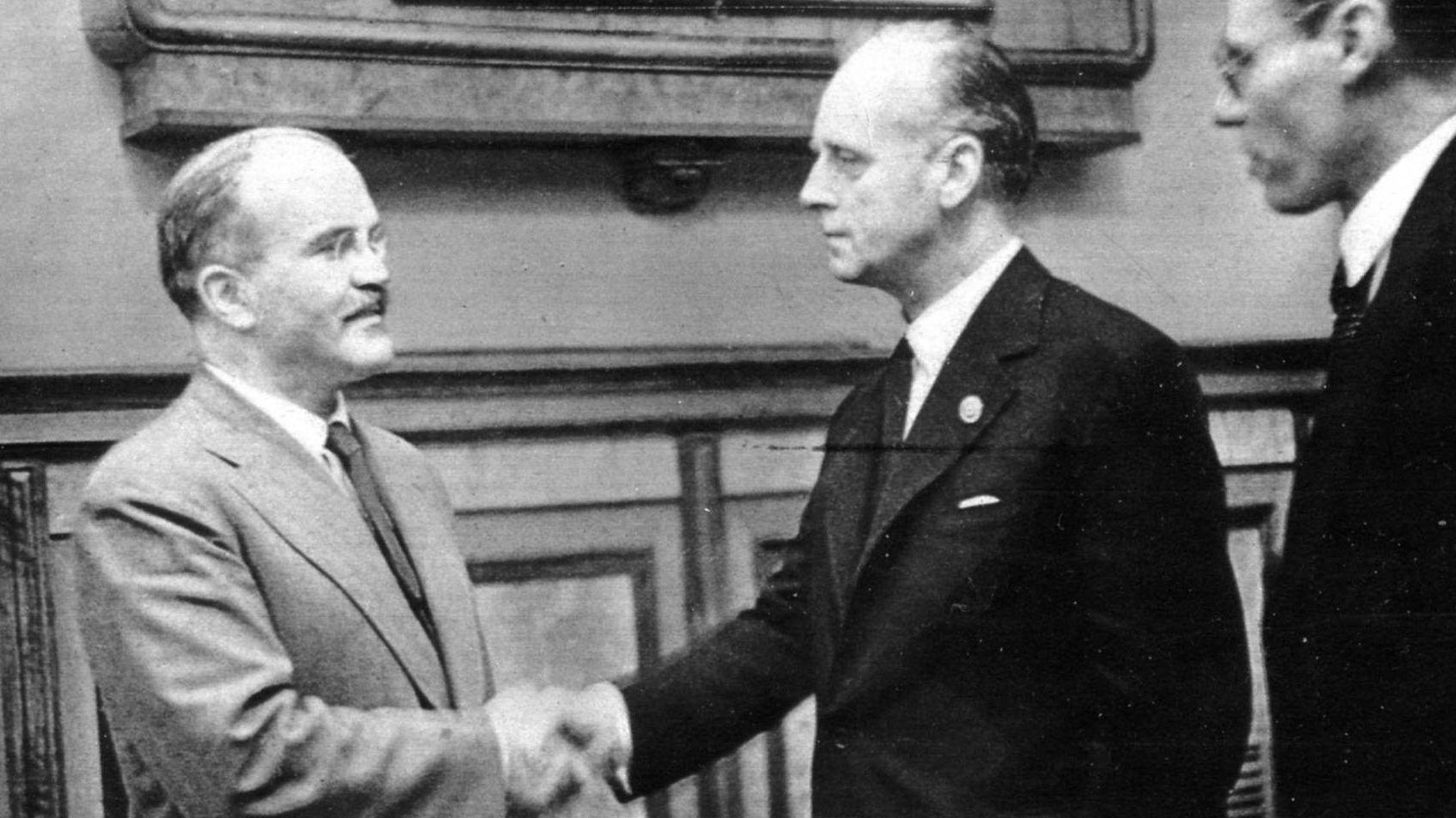 В. М. Молотов и И. Риббентроп пожимают друг другу руки после подписания Пакта о ненападении. 28.09.1939