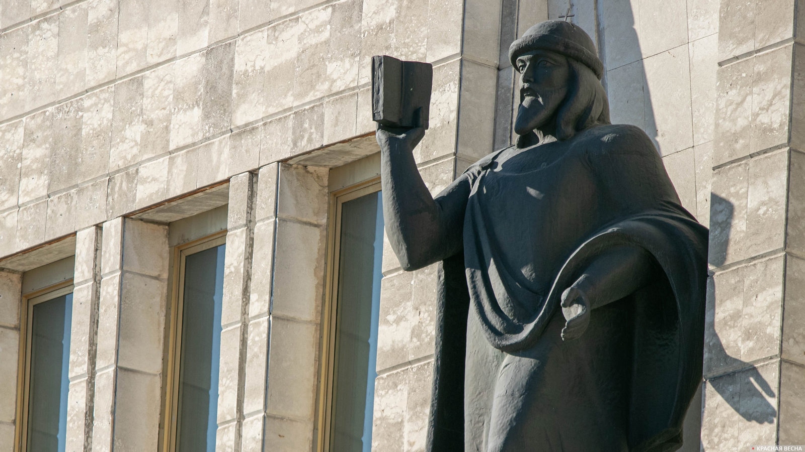 Скульптура Ярослава Мудрого на фасаде библиотеки им. А. С. Пушкина