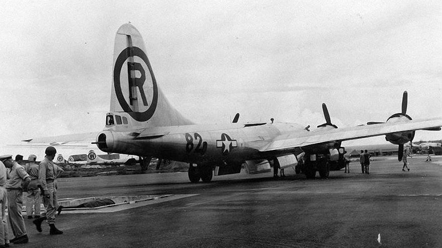 Boeing B-29 Superfortress подъезжает прямо к яме для погрузки бомбы «Малыш» на борт 1945