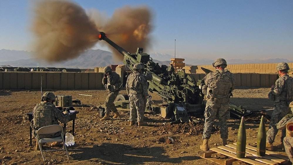 Американские военные стреляют из 155-мм гаубицы M777