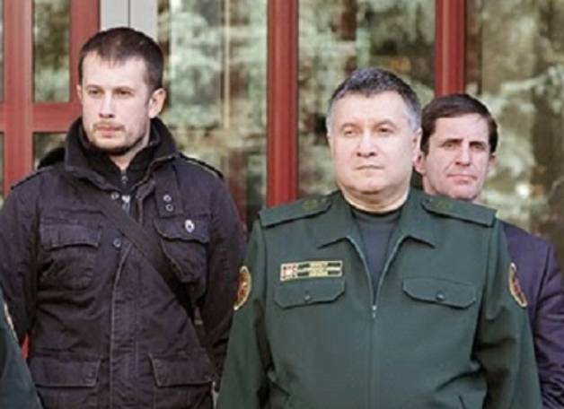 Андрей Билецкий (слева) и Арсен Аваков (включен в список террористов и экстремистов на территории РФ)