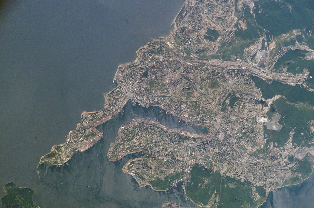 Вид из космоса на Владивосток и Золотой Рог.