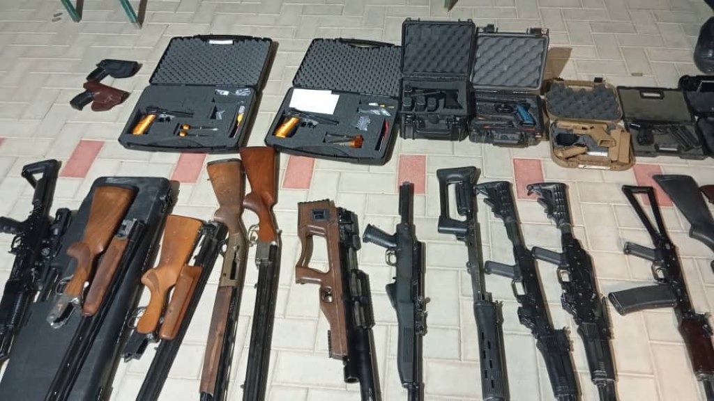Оружие, изъятое у подозреваемых в подготовке госпереворота в Киргизии