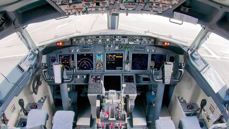 Кабина самолёта Боинг 737-800