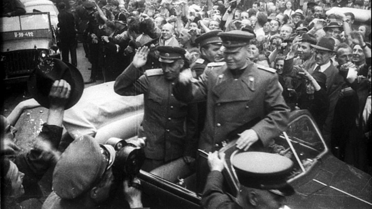 Жители Праги приветсвуют маршала Конева в 1945 году