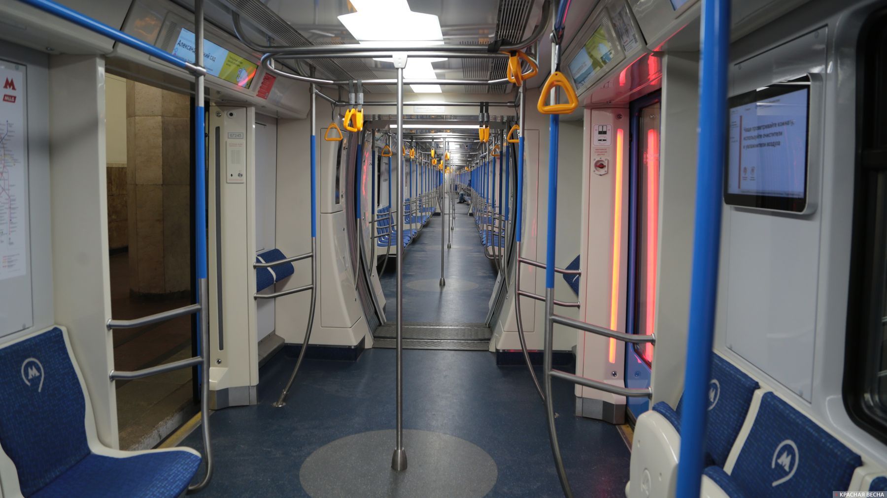 Пустой поезд на станции метро Александровский сад
