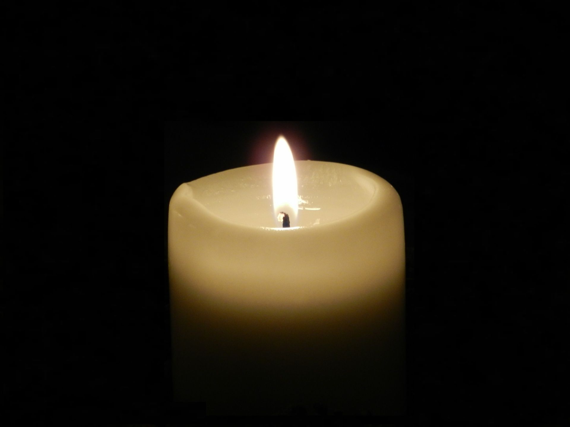 Видео свеча на черном фоне