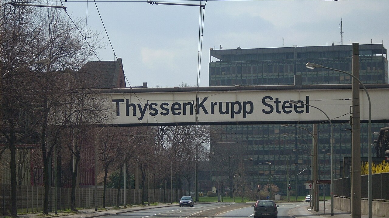 Вывеска концерна ThyssenKrupp в Дуйсбурге, Германия