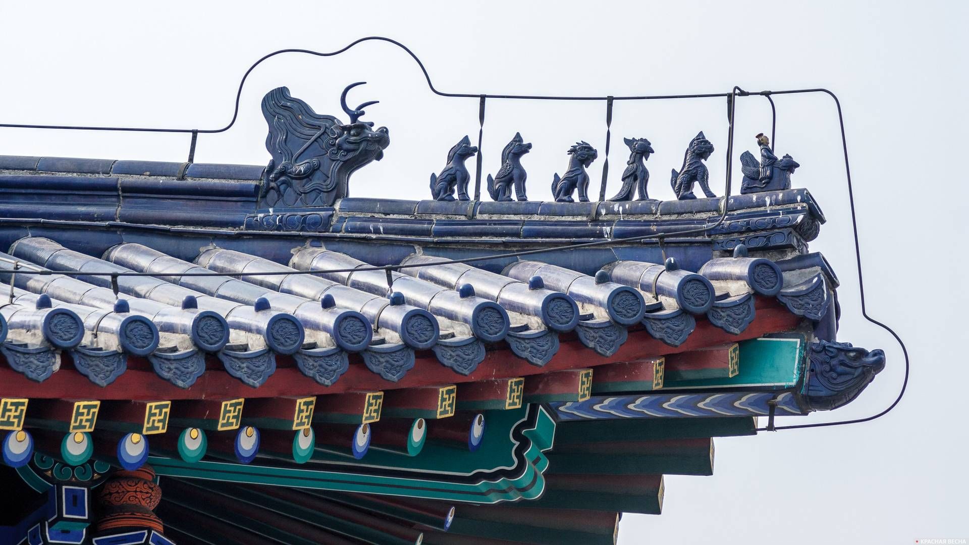 Императорский декор конька крыши, Храм Неба, Пекин, Китай. 12.03.2011