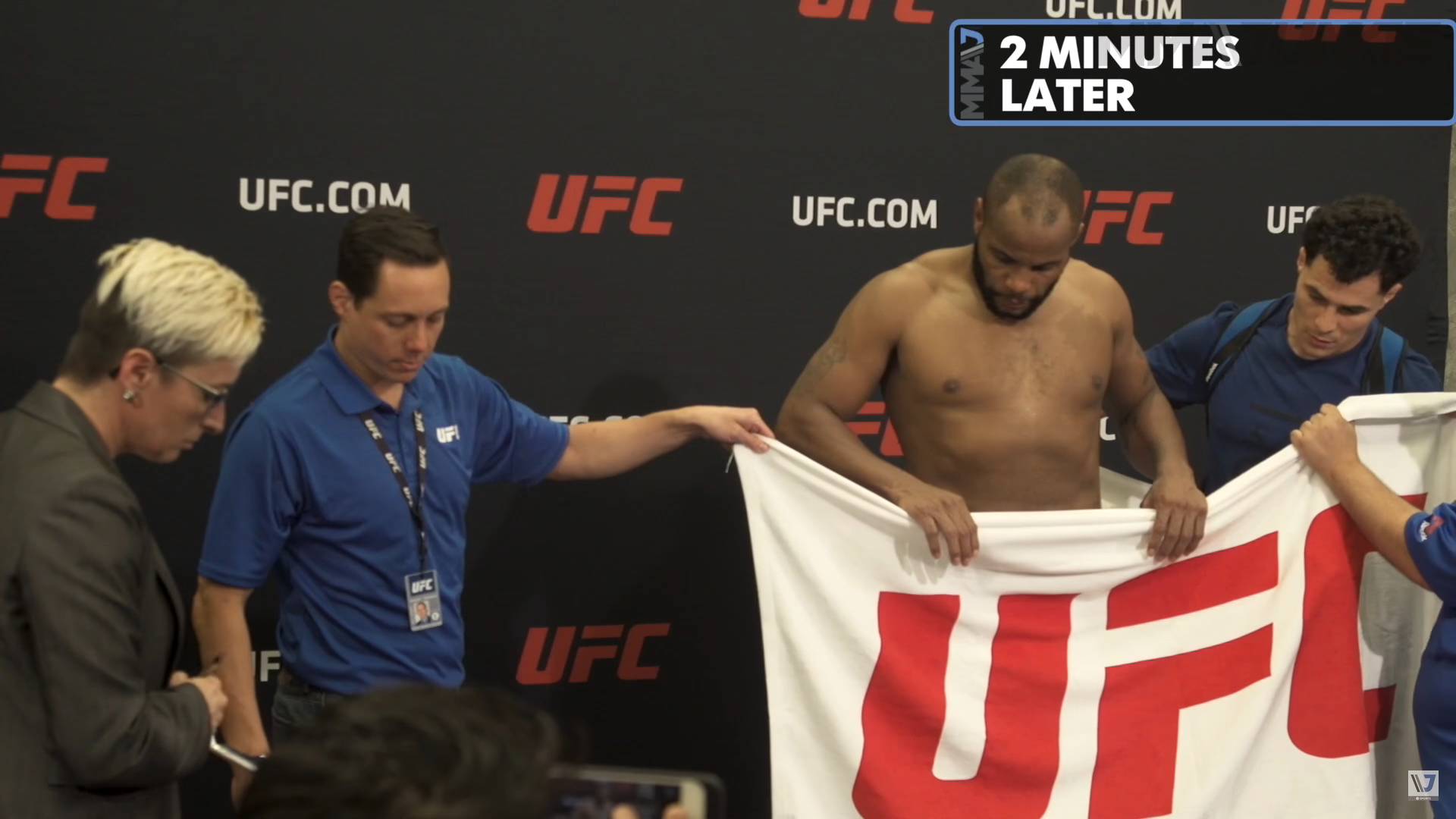 Кормье опирается на полотенце цитата из «UFC 210 weigh-ins: Daniel Cormier loses 1.2 pounds in 2 minutes»