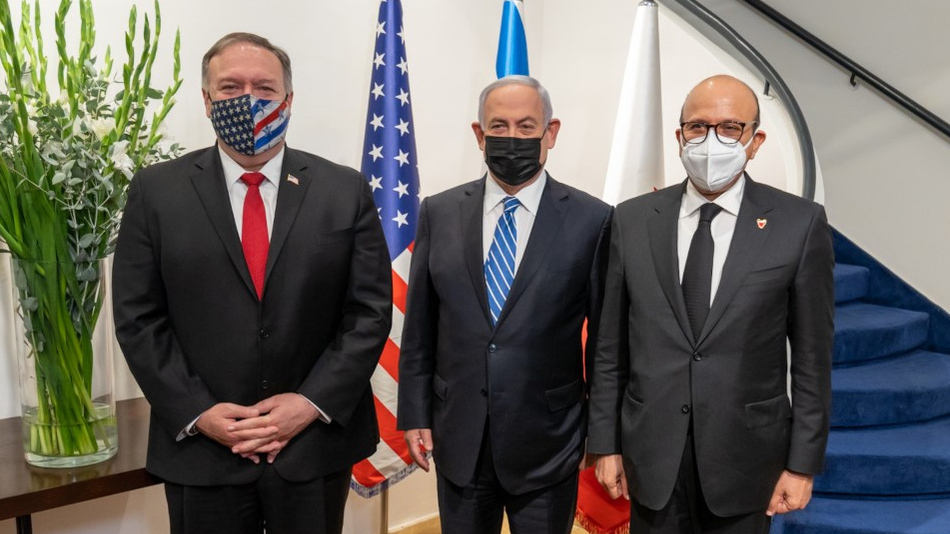 Госсекретарь США Майк Помпео, премьер-министр Израиля Биньямин Нетаньяху и глава МИД Бахрейна Абдуллатиф бин Рашид аль-Заяни
