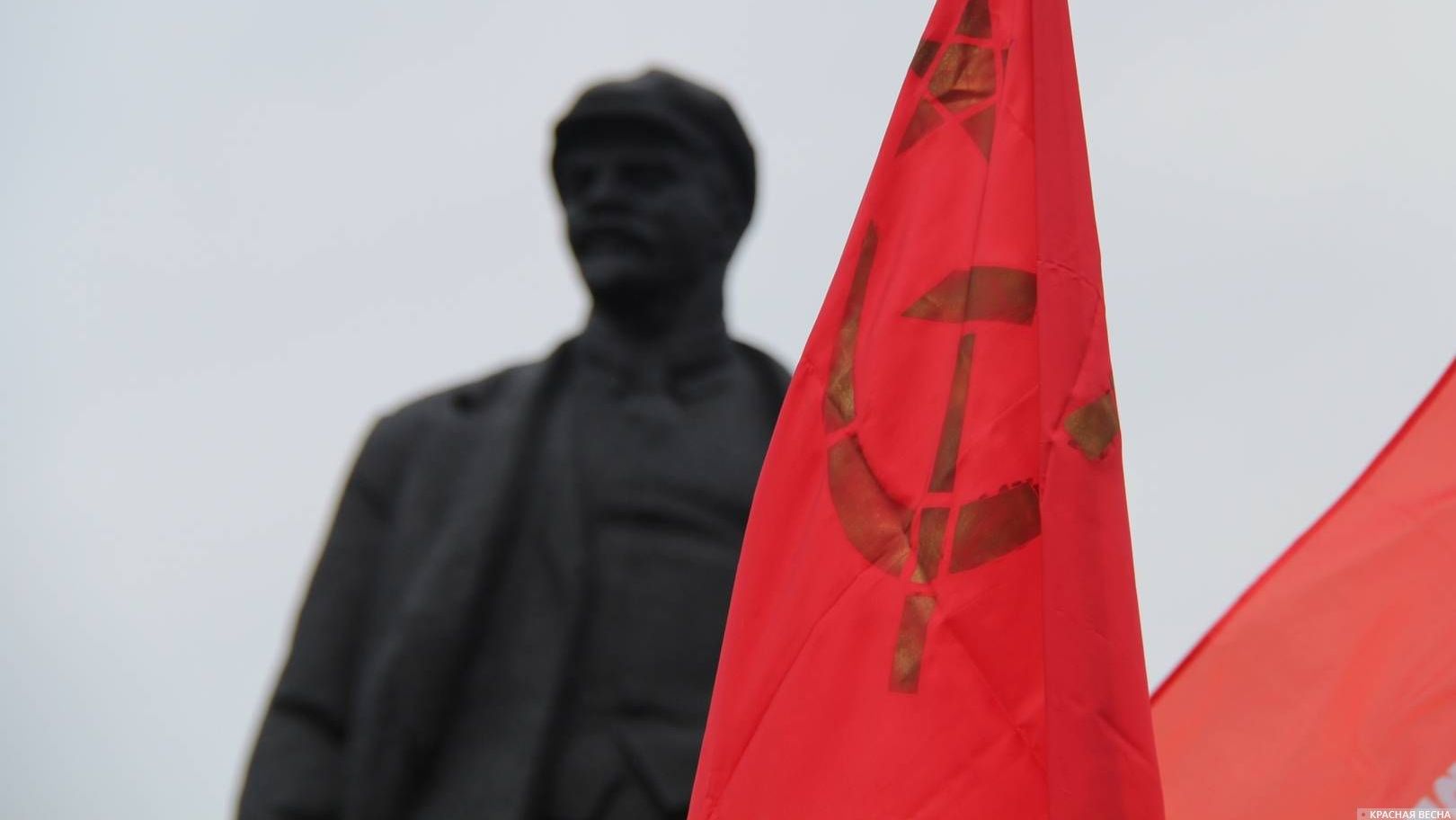 Ленин, Красный флаг