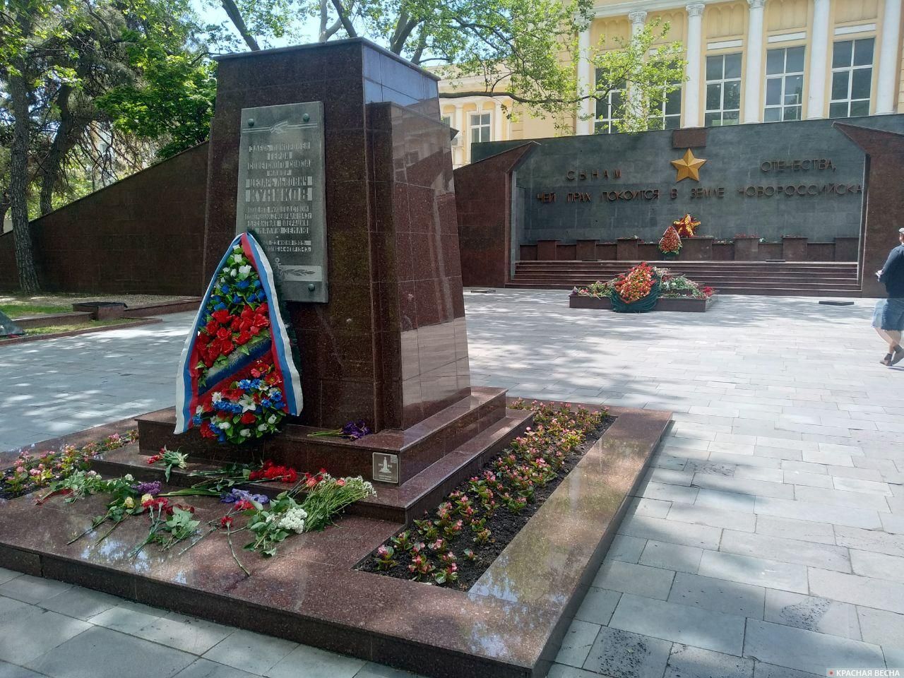 Могила Героя Советского Союза Цезаря Куникова на Площади Героев в Новороссийске