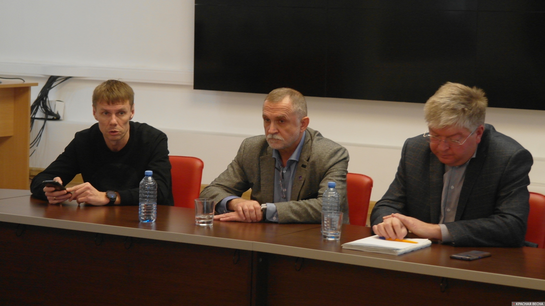 Выступает заместитель главного редактора ИА Регнум Александр Григорьев (крайний слева)