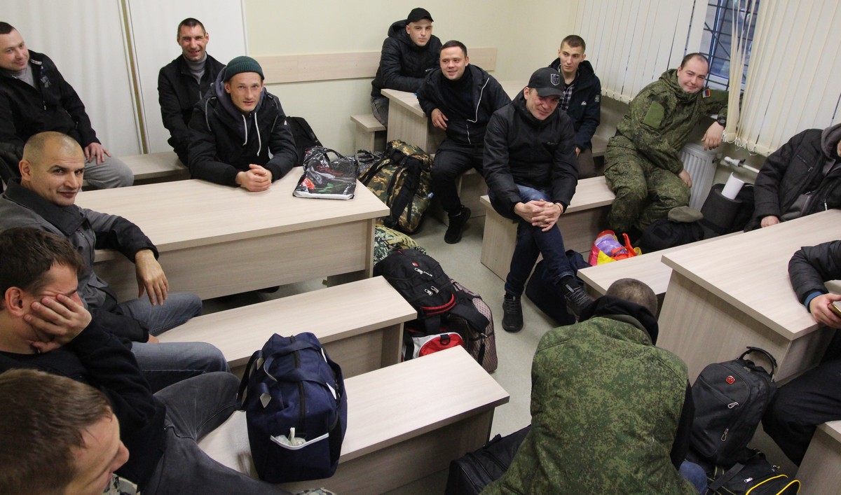 «Настоящие герои всегда идут первыми!» Первая группа жителей Кольского района  Мурманской области отправилась на подготовку в рамках частичной мобилизации. 