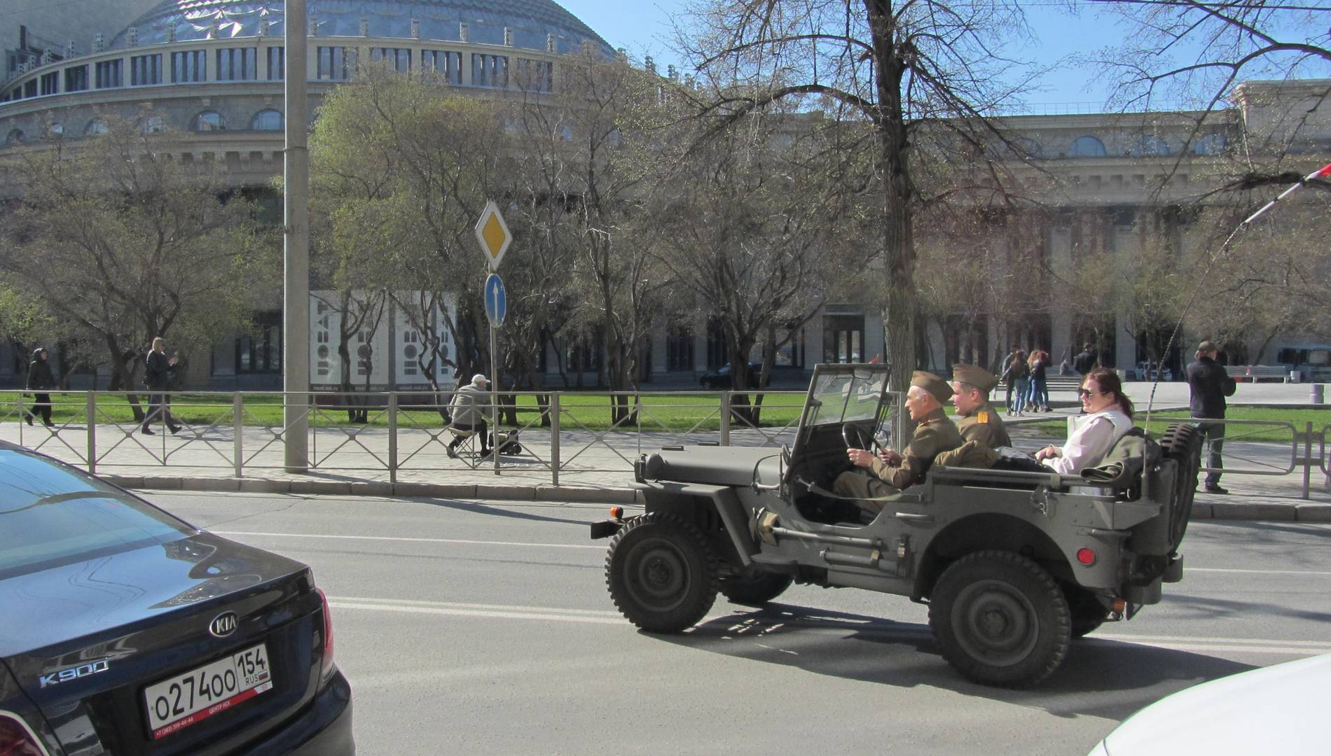 Ретро автомобили на улицах Новосибирска