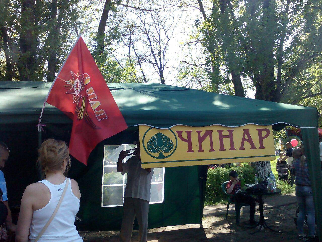 Торговые палатки у входа к воинскому мемориалу, Брянск