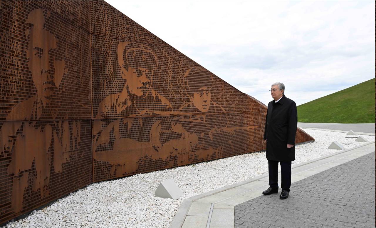 Президент Казахстана Касым-Жомарт Токаев у Ржевского мемориала Советскому Солдату