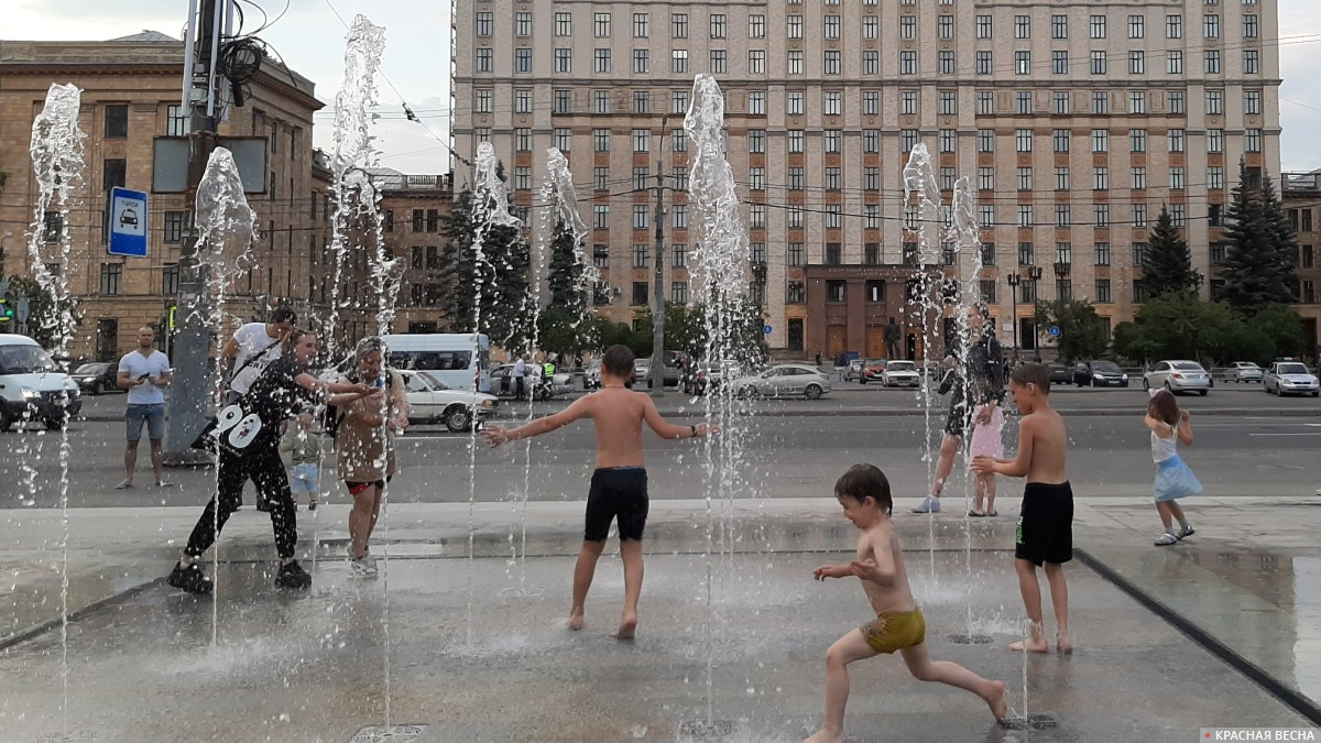 Фонтан возле Южно-Уральского государственного университета