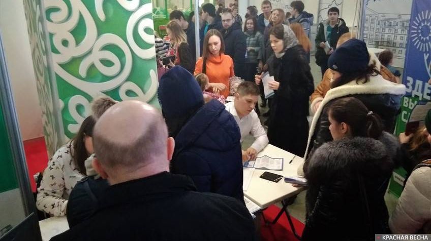 Пункт приема анкет викторины «Югре - 900» на выходе из избирательного участка № 304 в Ханты-Мансийске