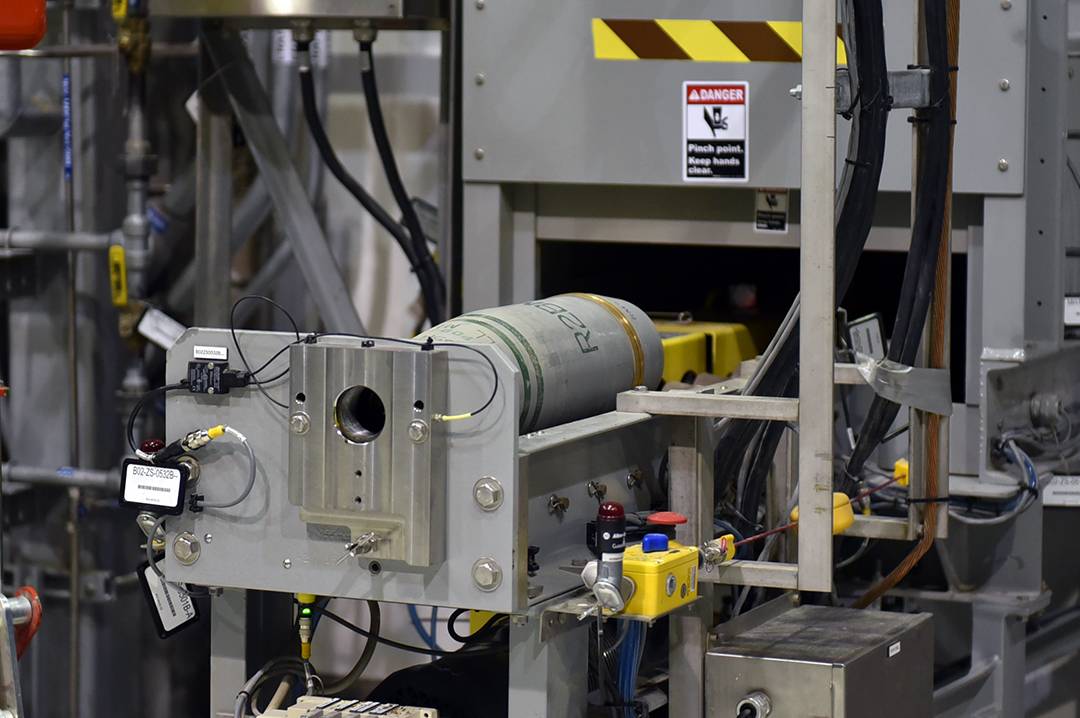 Разборка 155-мм снаряда, содержащего иприт, на химическом заводе в Колорадо (США). 2019 год