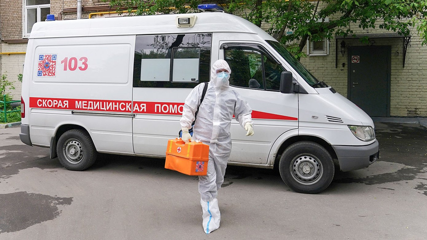 Медицинский работник с анализами